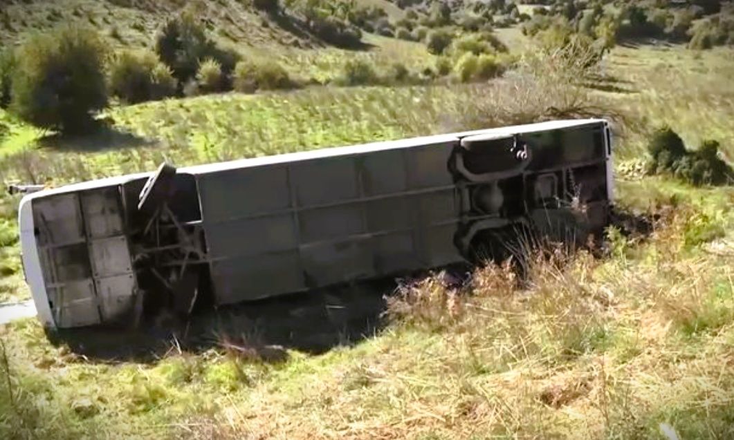 Συγκλονιστικό τροχαίο στα Καλάβρυτα με λεωφορείο του ΚΤΕΛ και 15 επιβάτες χωρίς τραυματισμούς