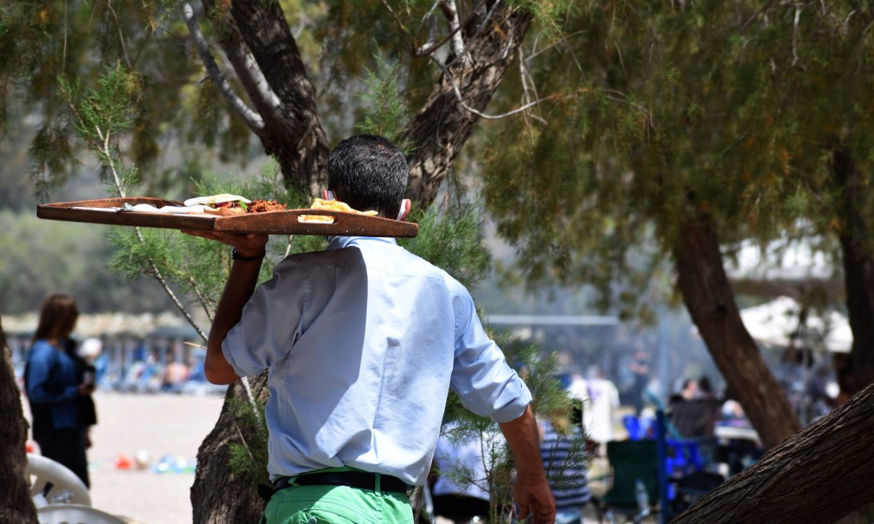 Νέα Ρύθμιση Φορολόγησης Φιλοδωρημάτων και οι Επιπτώσεις για τους Εργαζόμενους στον Επισιτισμό και τον Τουρισμό