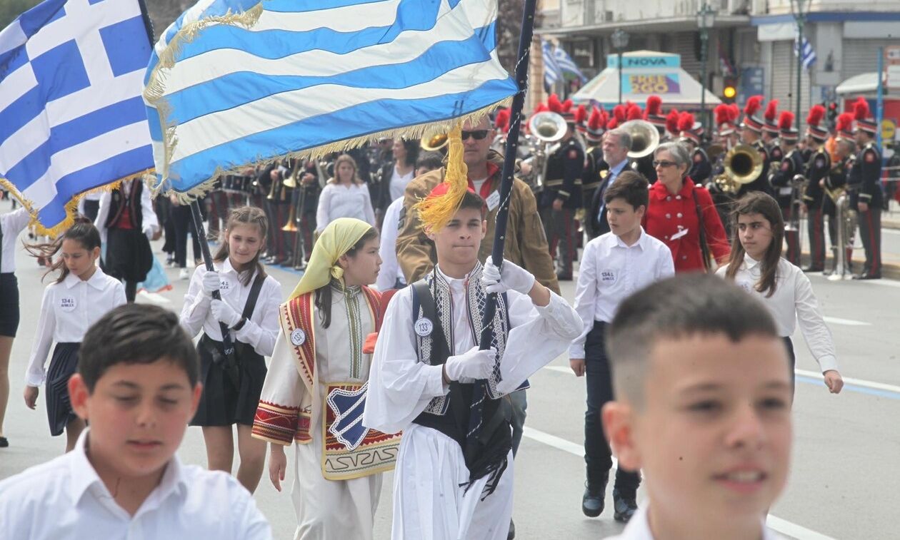 Το κόστος των στολών για την παρέλαση της 28ης Οκτωβρίου επιβαρύνει τους γονείς