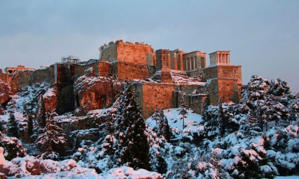 Ψυχρή Εισβολή και Ίχνη Χιονιού Εξω από την Αθήνα