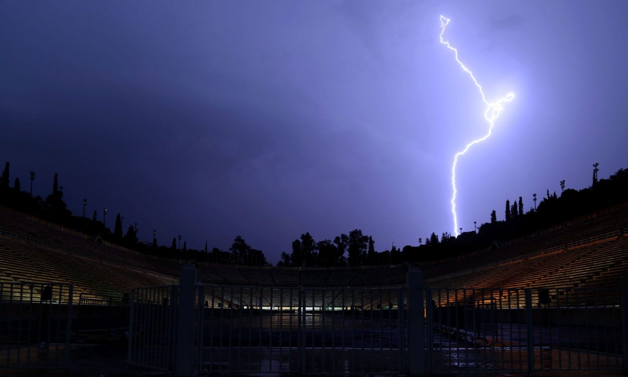 Καταιγίδες και θυελλώδεις άνεμοι αναμένονται σε όλη τη χώρα λόγω της κακοκαιρίας BORA