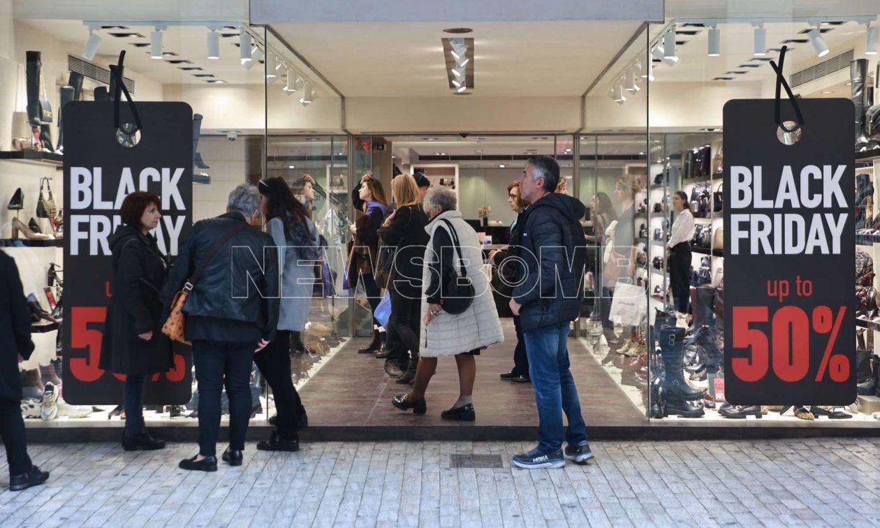 Μαγευτική ατμόσφαιρα στην Ερμού με πλήθος κόσμου για την Black Friday