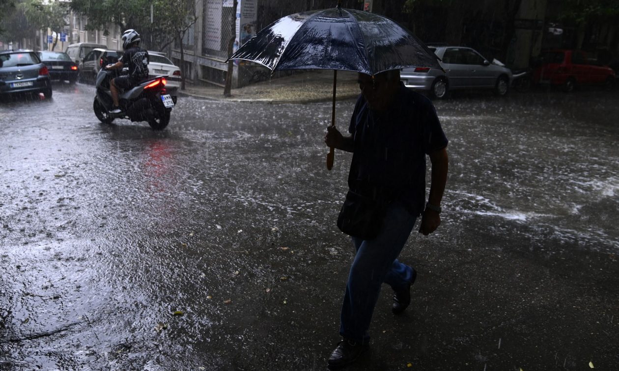 Σφοδρές καταιγίδες και βροχές πλήττουν την Αττική