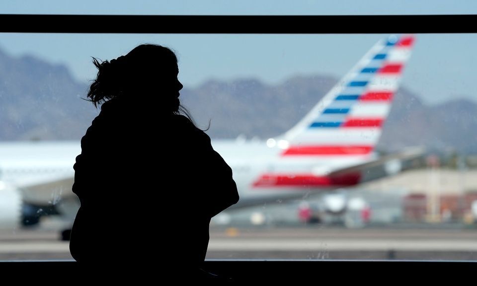 Τεχνικό Ζήτημα Αναγκάζει την American Airlines σε Στάση Εδάφους Πριν από τις Γιορτές