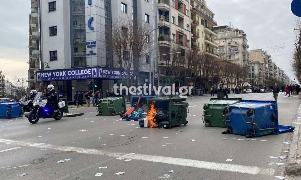 Συγκρούσεις και έκρηξη βίας στη Θεσσαλονίκη μετά την πορεία για το δυστύχημα στα Τέμπη