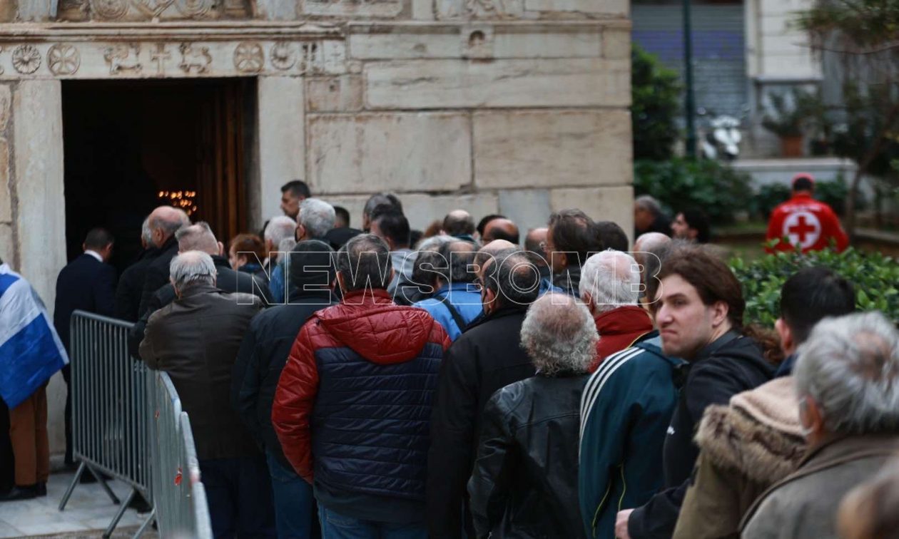 Αποχαιρετισμός στον Μίμη Δομάζο από φίλους και θαυμαστές