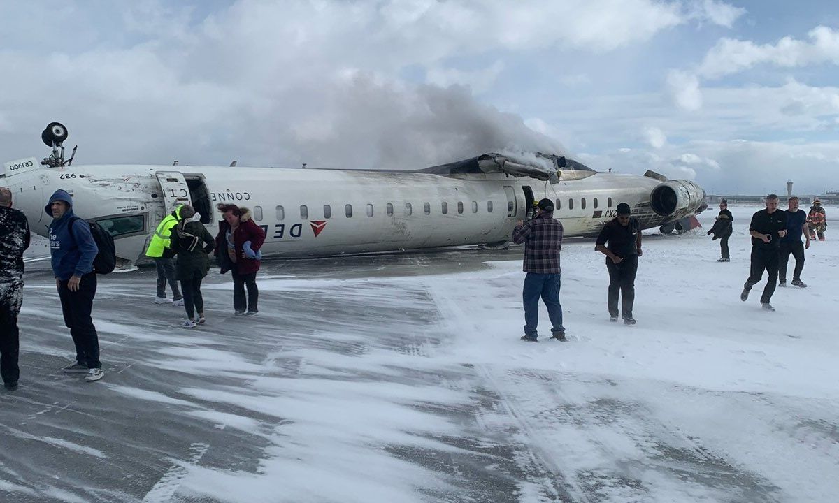 Αεροσκάφος της Delta Airlines συντρίβει κατά την προσγείωση στο Τορόντο με επιζώντες όλους τους επιβάτες και το πλήρωμα