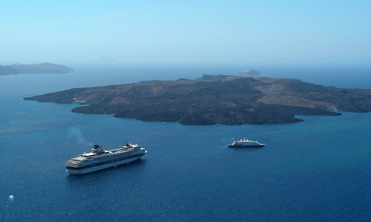 Συνεχιζόμενη Ηφαιστειακή Δραστηριότητα στη Σαντορίνη Προβληματίζει τους Επιστήμονες