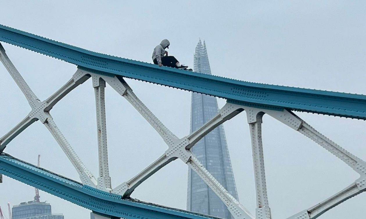 Κλειστή η γέφυρα Tower Bridge λόγω επεισοδίου με σκαρφαλωμένο άνδρα